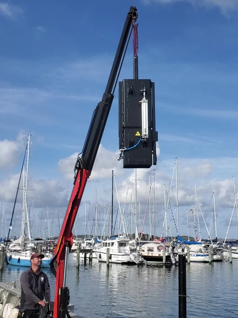 Impact 340 Light lyfts med kompakt Palfinger-kran vid hamn – enkel och säker hantering.
