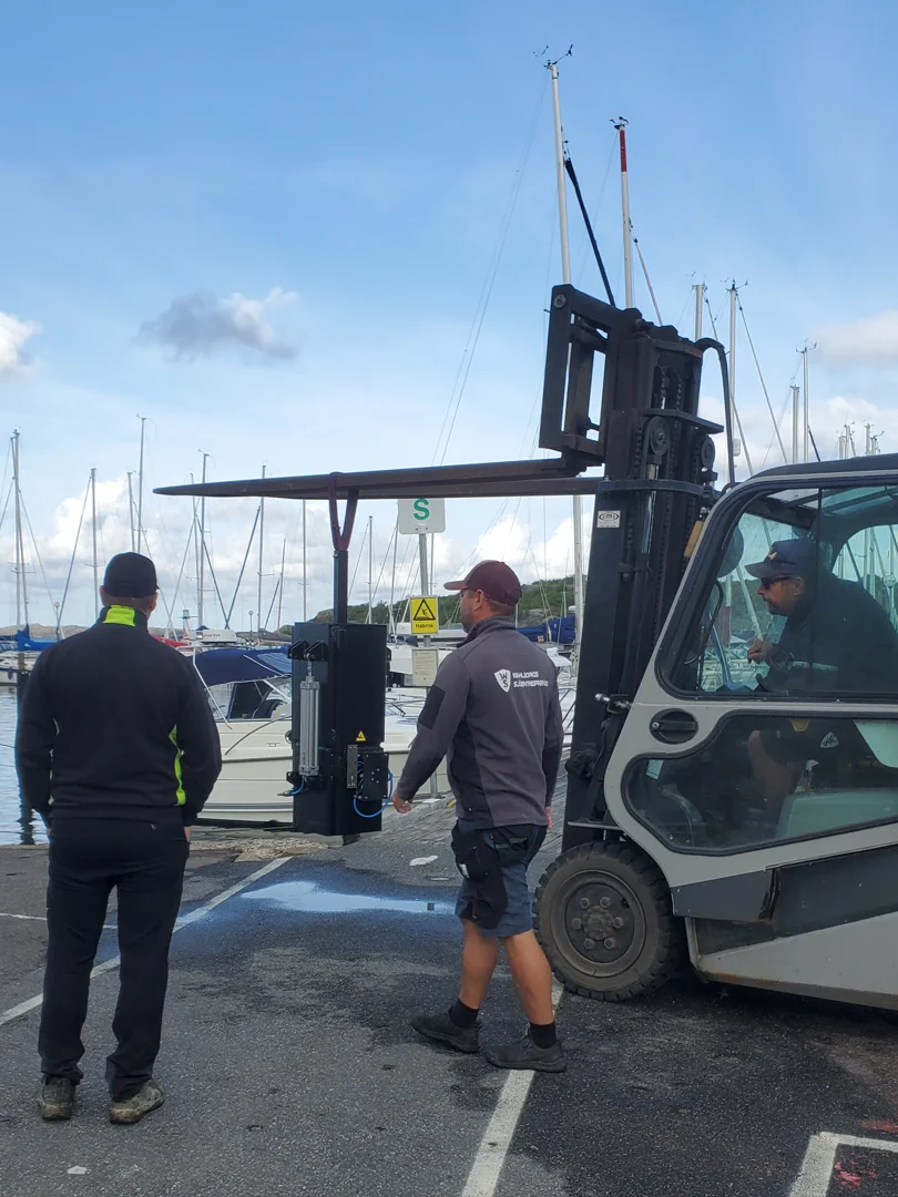 Transport och hantering av Impact 340 Light med gaffeltruck i hamnområde – enkel logistik tack vare modulär konstruktion.
