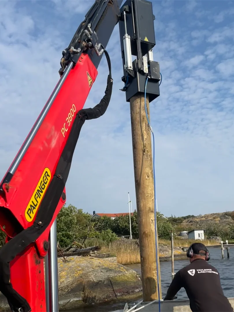 Installation av bryggpålar utanför Göteborg med Impact 340 Light pneumatisk pålhammare från pråm.